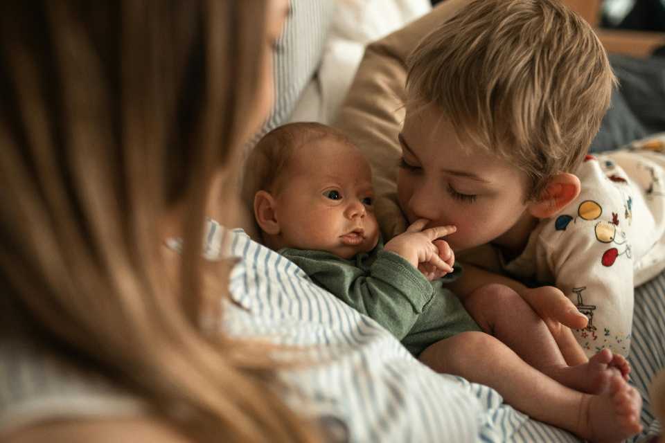 Cómo evitar celos en hermanos mayores