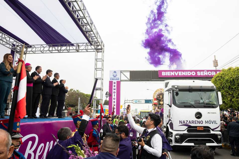 El Señor de los Milagros volvió al Callao sobre ruedas de fe y tecnología con el Mercedes-Benz New Actros Procabin 2025