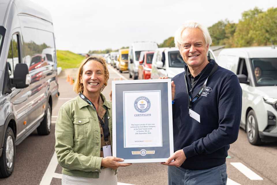 Ford Transit conquista récord del Desfile de Vans