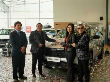 Hermanos Yaipén regalan a fan camioneta Geely Cityray