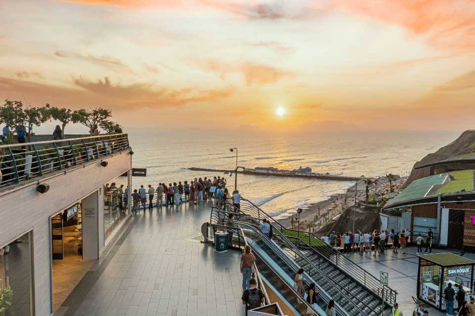 Lacoste reinventa el estilo deportivo con su nueva tienda de elegancia y confort