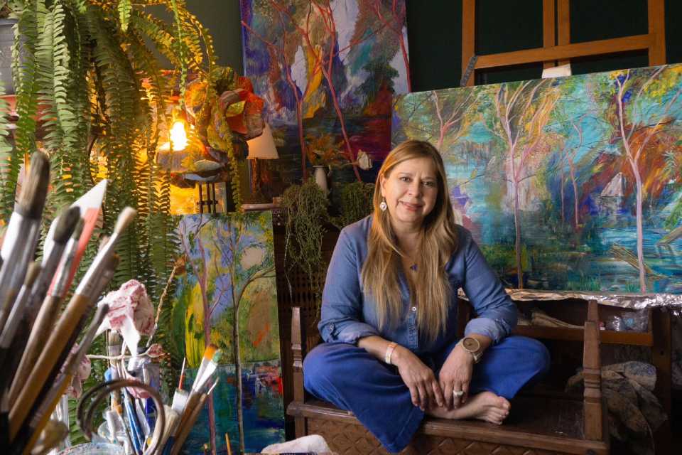 Pintora peruana Liz Ángeles apertura su muestra Espejismos