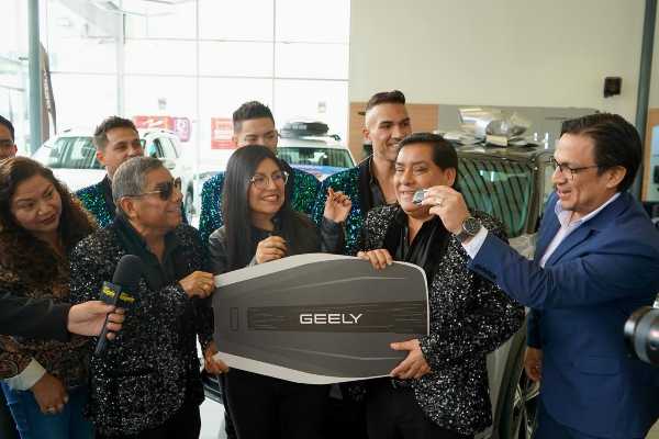 Hermanos Yaipén regalan a fan camioneta Geely Cityray
