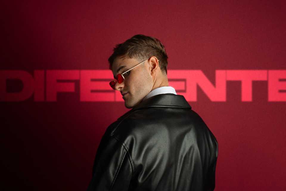 iAGO MÁLAGA: el cantante pop que abraza la dualidad