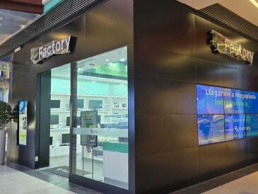 pc Factory suma 15 tiendas