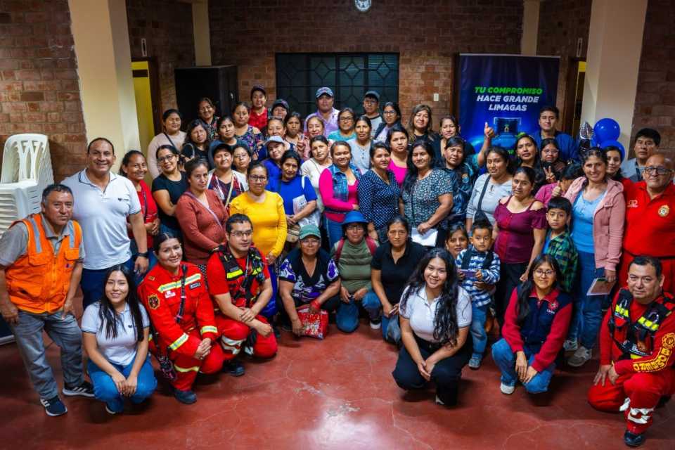 Bomberos capacitan a lideresas de ollas comunes en SJL