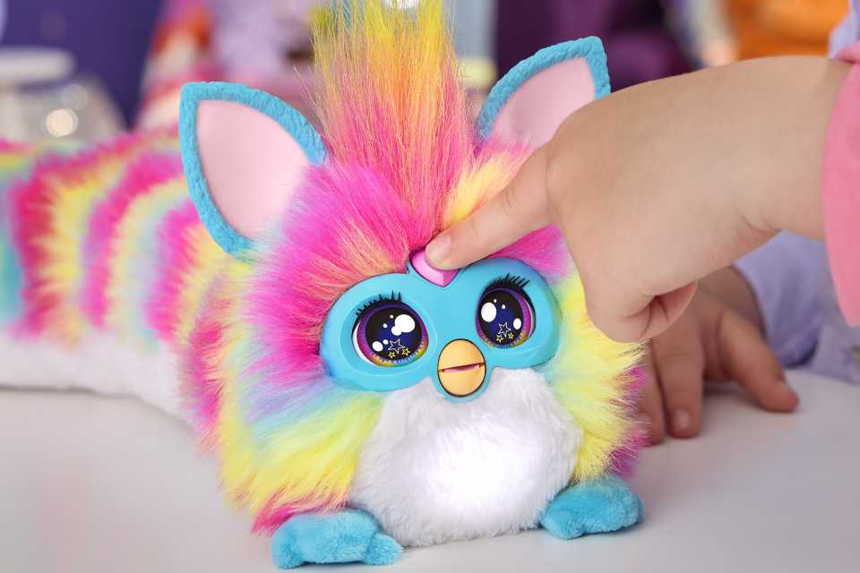 DJ Furby Rainbow: el nuevo amigo interactivo que hace brillar la imaginación