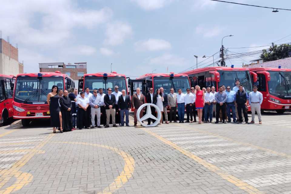 Divemotor entrega 9 buses LO 916 a Transportes Línea