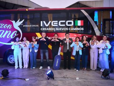Entrega de bus al grupo musical Corazón Serrano