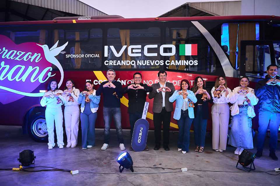 Entrega de bus al grupo musical Corazón Serrano