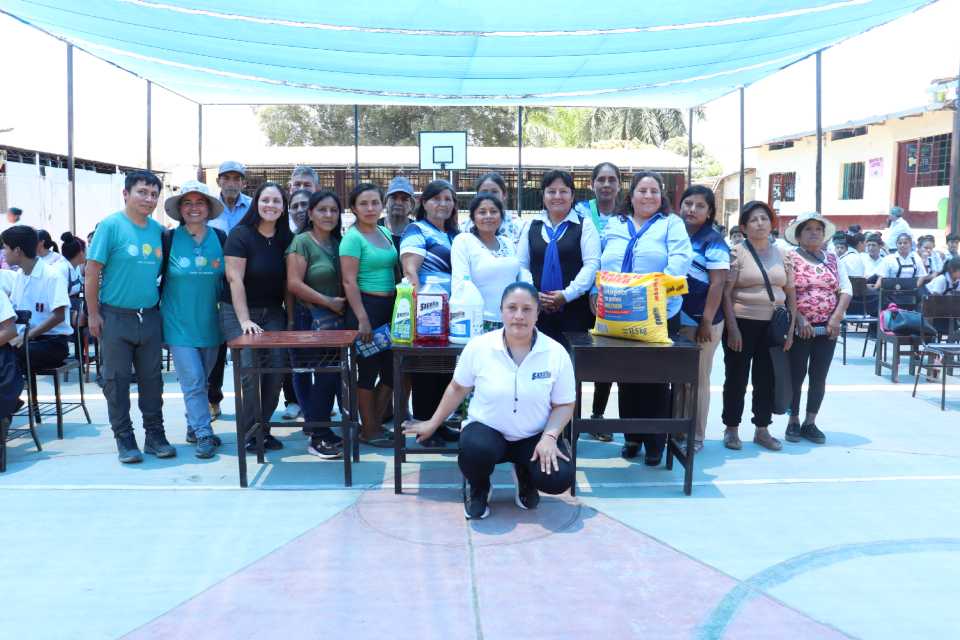 Reducir inasistencia de escolares con baños limpios