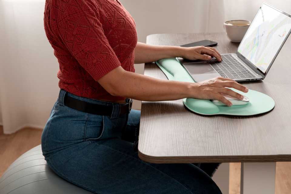 ¿Aún en home office?: cinco hábitos clave para proteger tu espalda