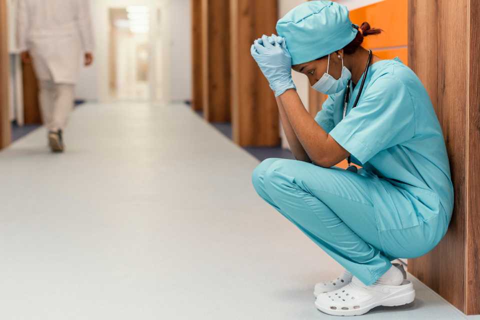 Burnout en Médicos y Enfermeros: Soluciones Tecnológicas