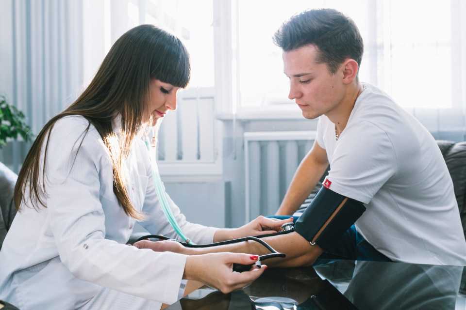 Hipertensión en jóvenes peruanos: causas, riesgos y cómo prevenirla