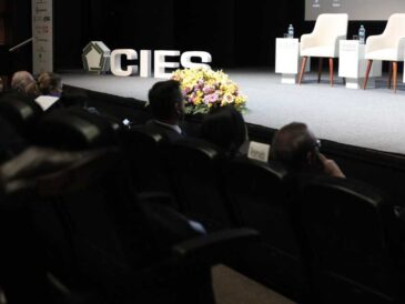 La burocracia lenta y rígida sabotea la meritocracia