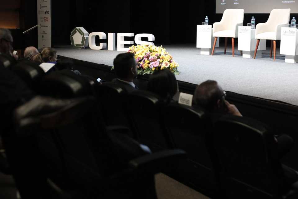 La burocracia lenta y rígida sabotea la meritocracia