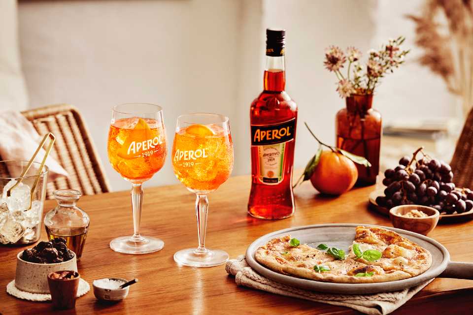 La mesa ideal para jóvenes es con Aperol Spritz