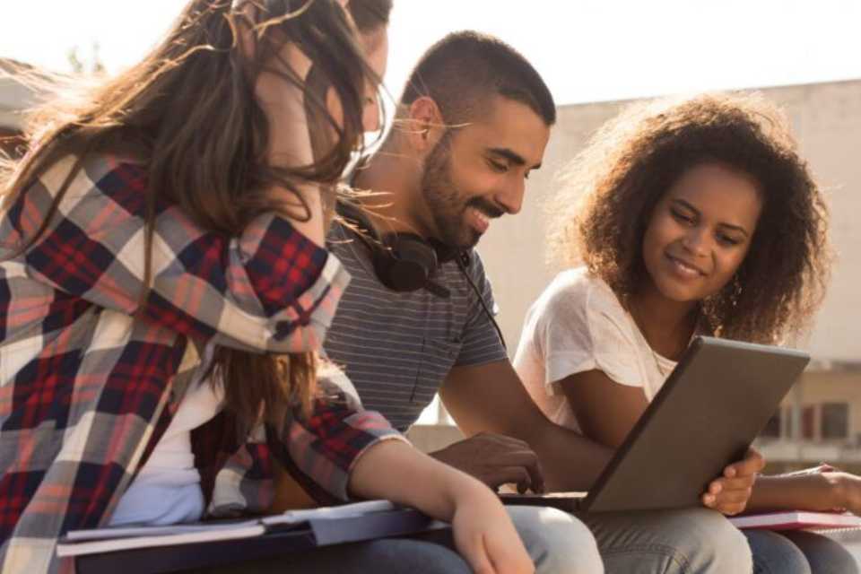 Estudiante latino 2030: sus oportunidades en la era digital