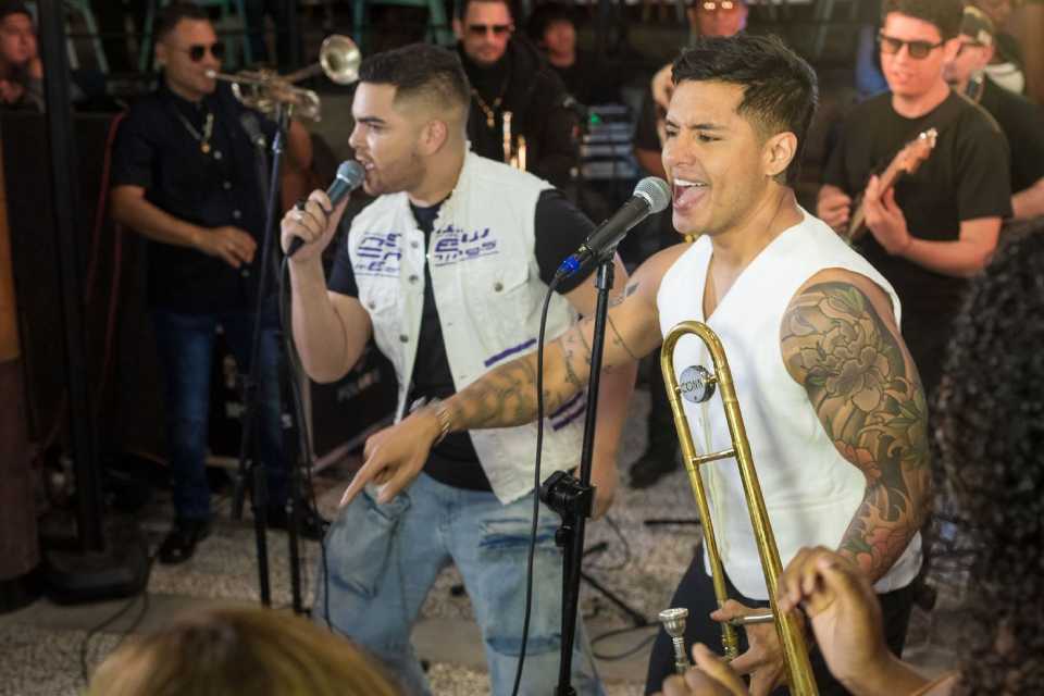 Jeff Gaván lanza “Mix Fiebre 2000”, una propuesta en vivo con sello tropi-pop