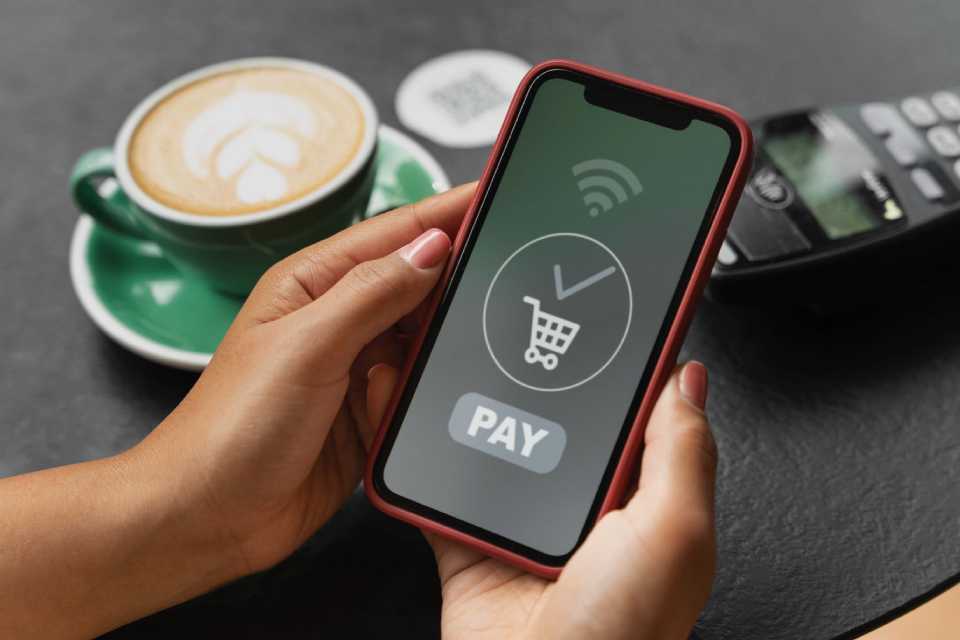 Jóvenes peruanos impulsan compras desde redes sociales