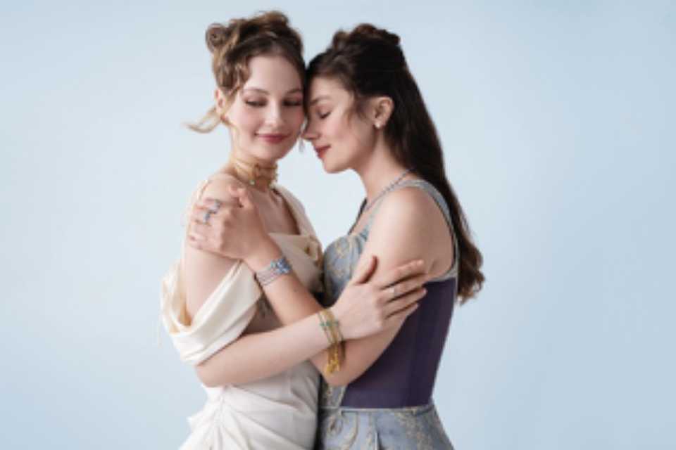 Pandora y Bridgerton lanzan colección inspirada en la era Regency