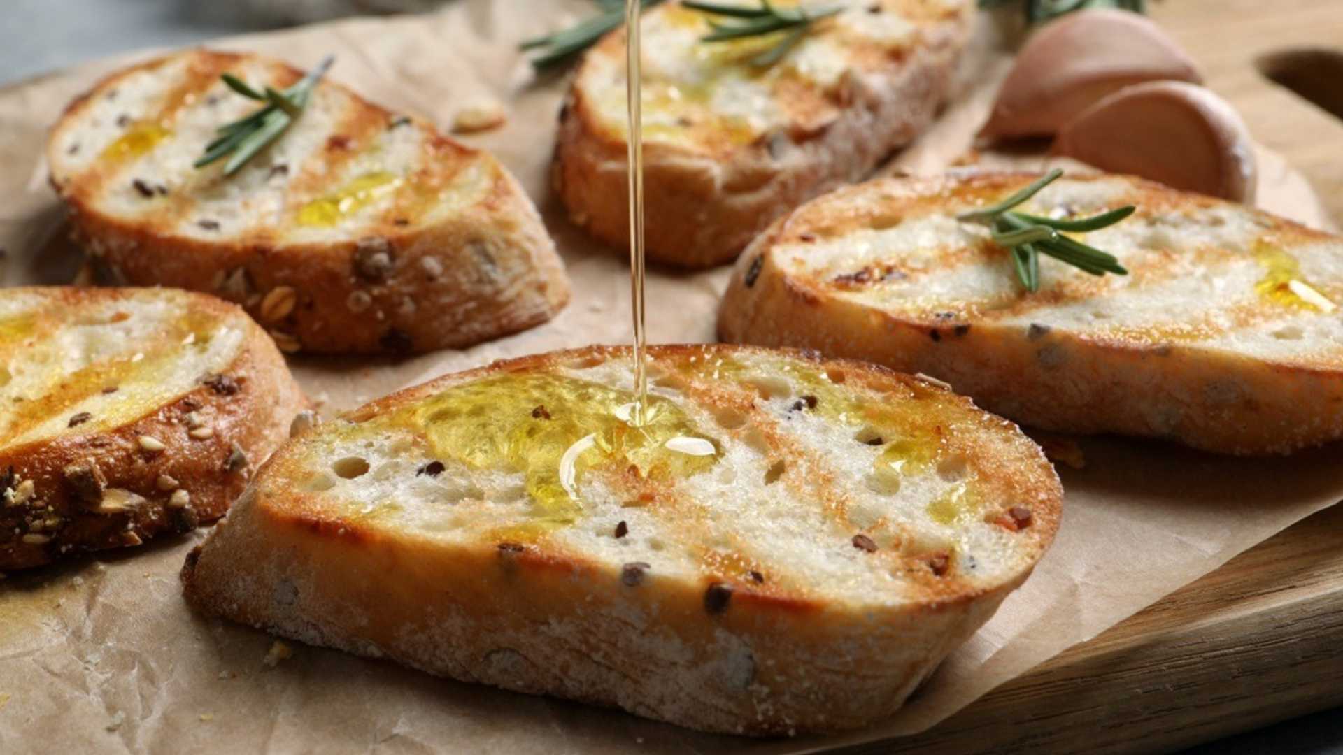 Guía digital de Santolivo Group con tendencias de TikTok e Instagram para preparar ensaladas y snacks frescos con aceite de oliva este verano 2026.