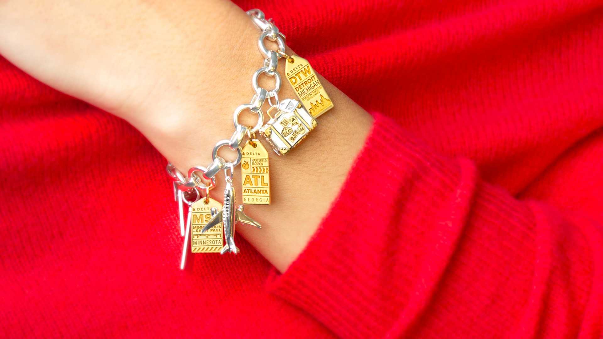 Delta lanza dijes de viaje con venta exclusiva online en Delta Shop