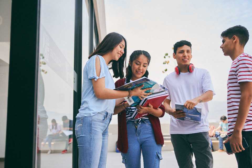 Domina el inglés y accede a becas y mejores empleos en el Perú