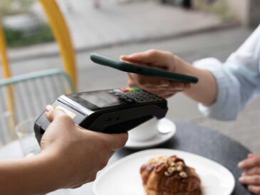 Errores financieros más comunes en verano y cómo mantener el control del presupuesto