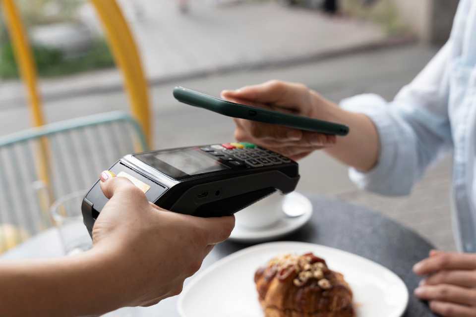 Errores financieros más comunes en verano y cómo mantener el control del presupuesto