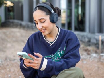 JBL lanza audífonos y parlantes con IA para estudiar