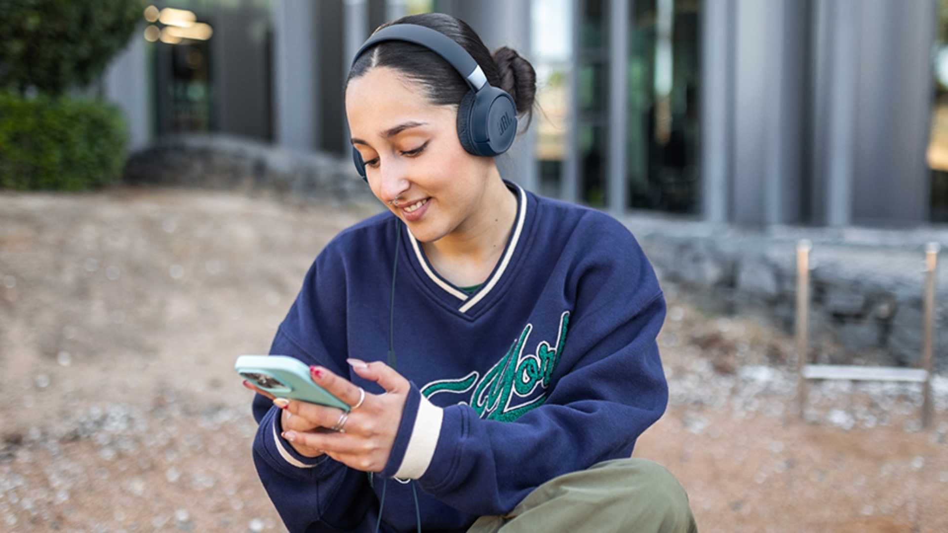 JBL lanza audífonos y parlantes con IA para estudiar