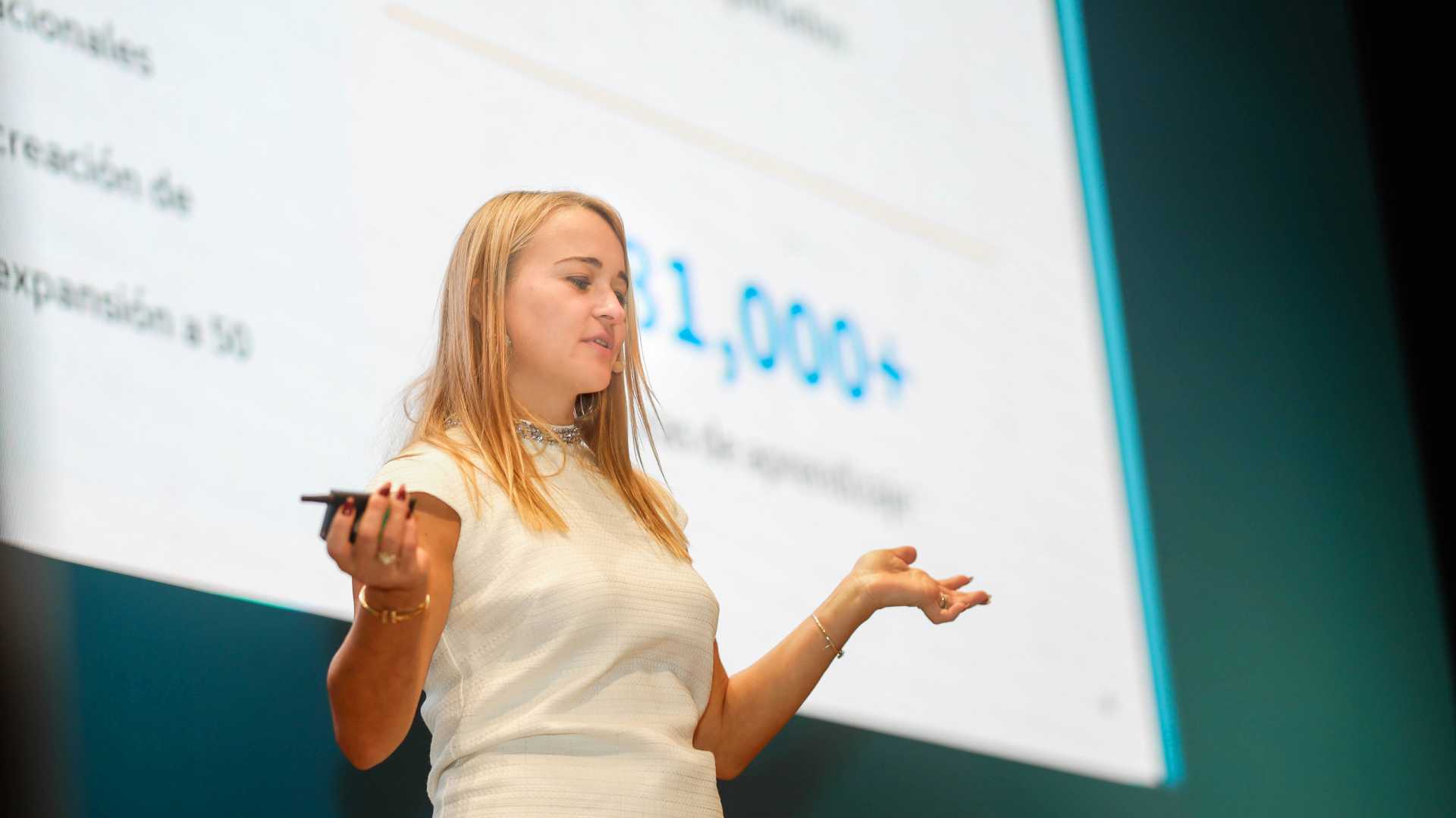 Perú escala en capacitación digital con 1.8M estudiantes en IA en 2025