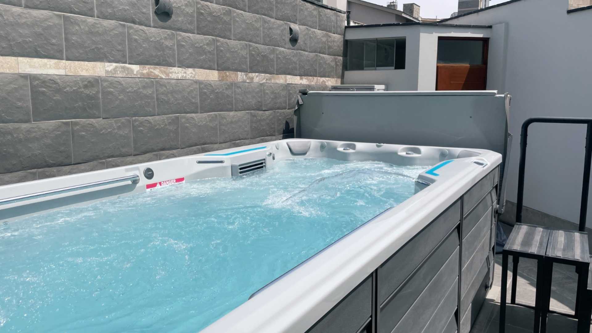 Piscinas wellness con tecnología elevan valor inmobiliario 2026