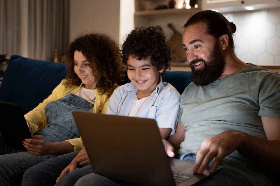 Streaming familiar: 3 claves digitales para evitar peleas por el control remoto