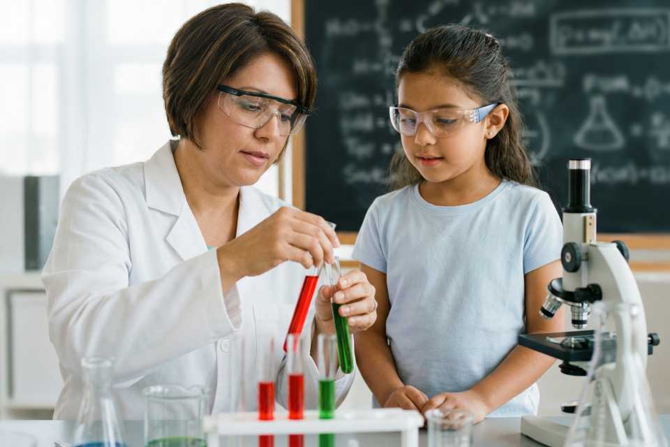 Vocaciones STEM en niñas: claves digitales para impulsarlas en 2026