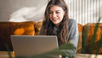 Ingresos digitales: cómo generar dinero extra este 2026