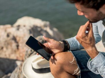 5 funciones móviles clave para viajar seguro