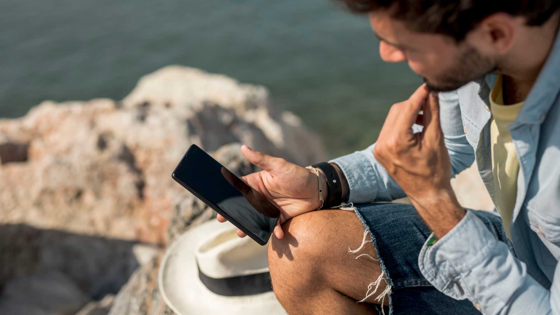 5 funciones móviles clave para viajar seguro