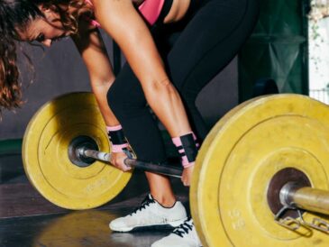 Entrenar con pesas: 5 errores que apps y gimnasios digitales ayudan a evitar