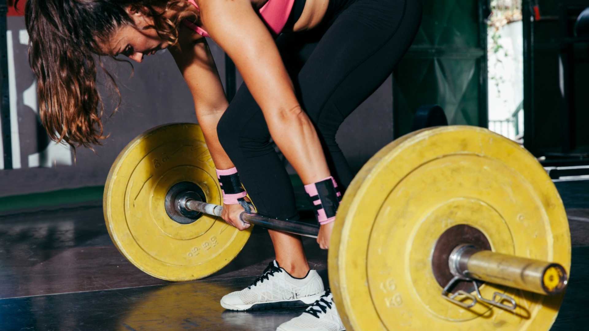 Entrenar con pesas: 5 errores que apps y gimnasios digitales ayudan a evitar