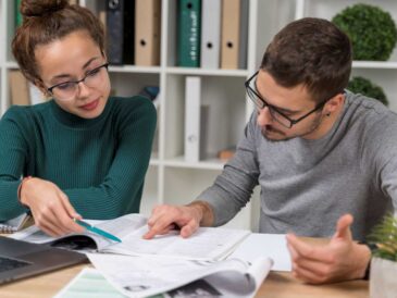 Jóvenes peruanos usan billeteras digitales