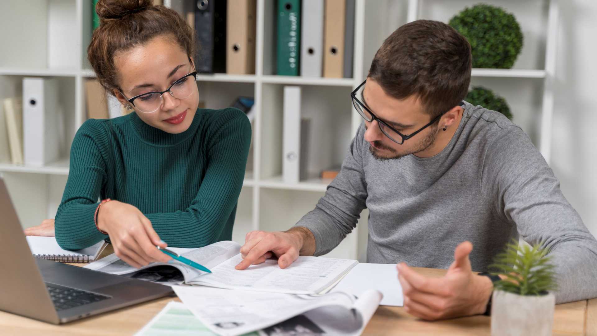 Jóvenes peruanos usan billeteras digitales