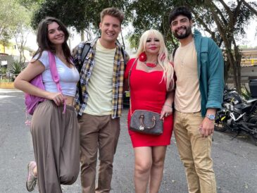 Susy Díaz devora en el rodaje de “Amigo, por ahí no es”