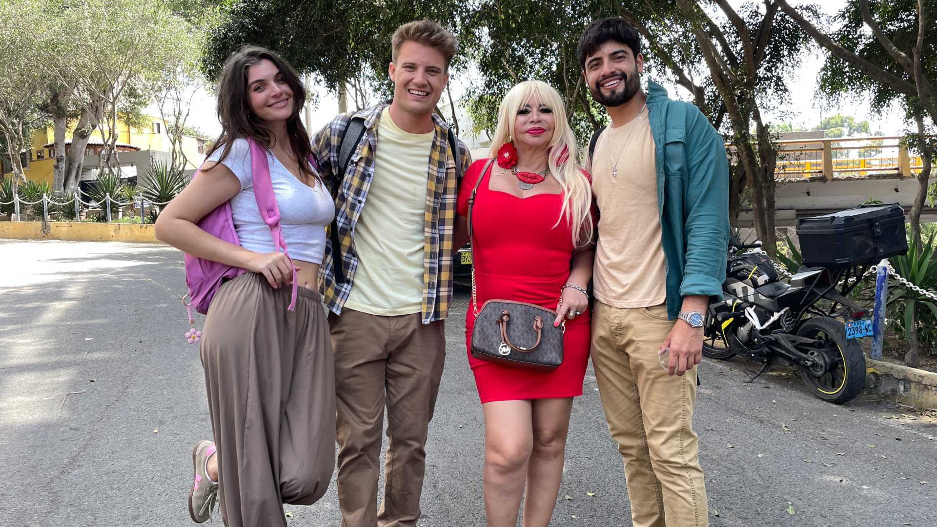 Susy Díaz devora en el rodaje de “Amigo, por ahí no es”