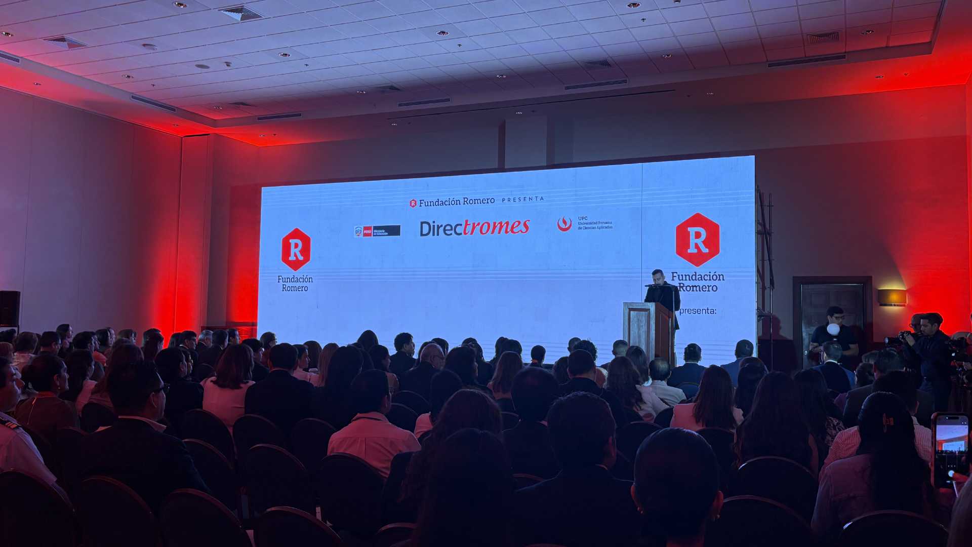 Diplomado virtual gratuito para 36 mil directivos escolares en Perú