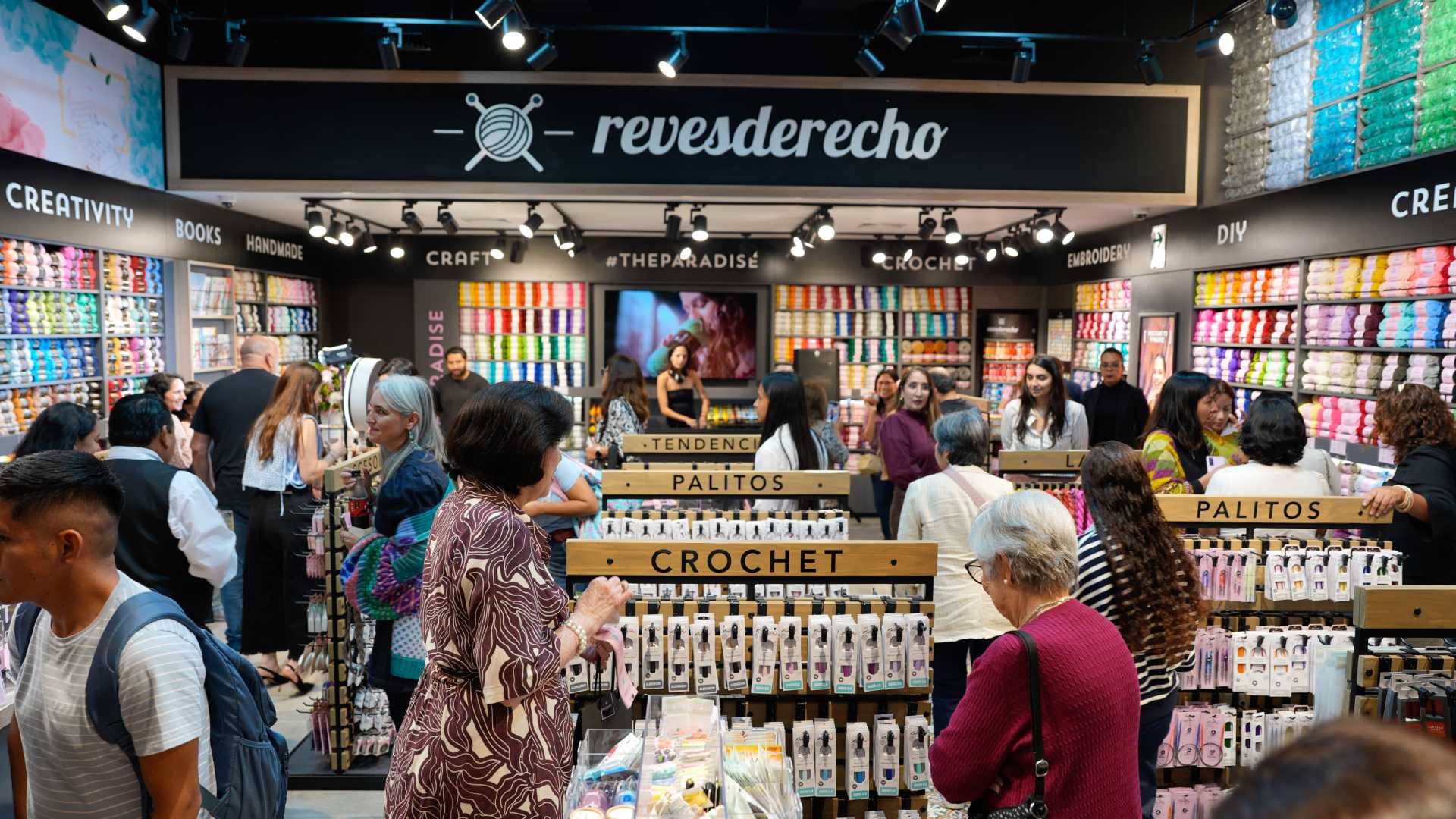 Revesderecho abre su primera tienda en Perú en Jockey Plaza