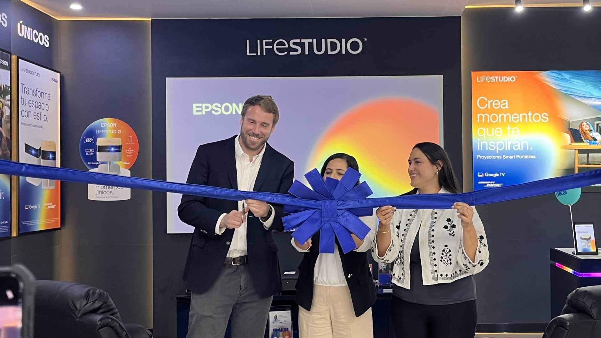 Epson abre centro tech con proyectores inmersivos en Lima Norte