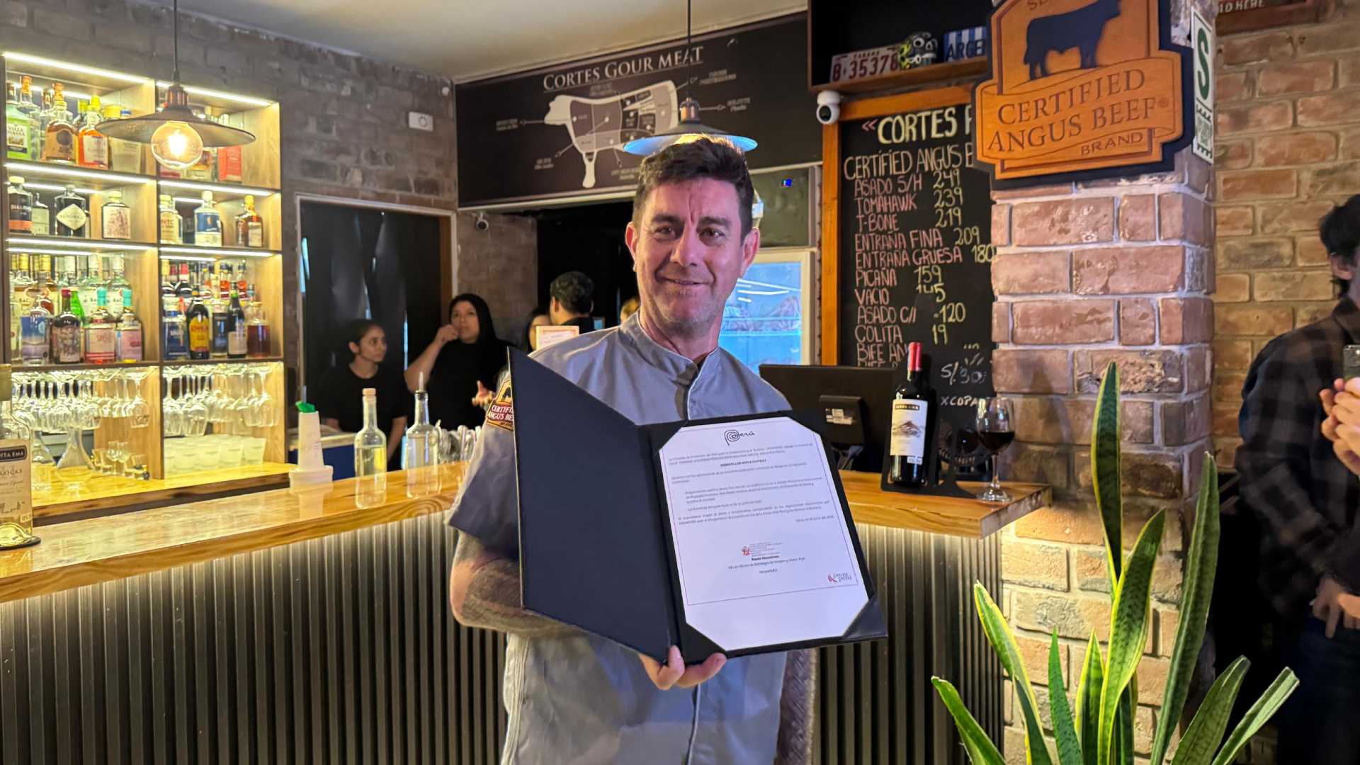 Roberto Boyle recibe Marca Perú en el 12° aniversario de GourMeat