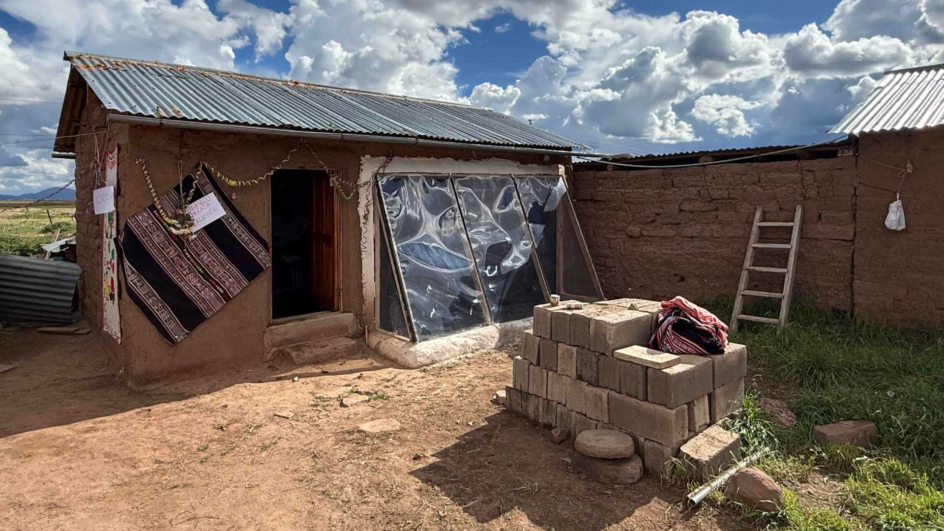 Casas solares mejoradas elevan temperatura en hogares altoandinos